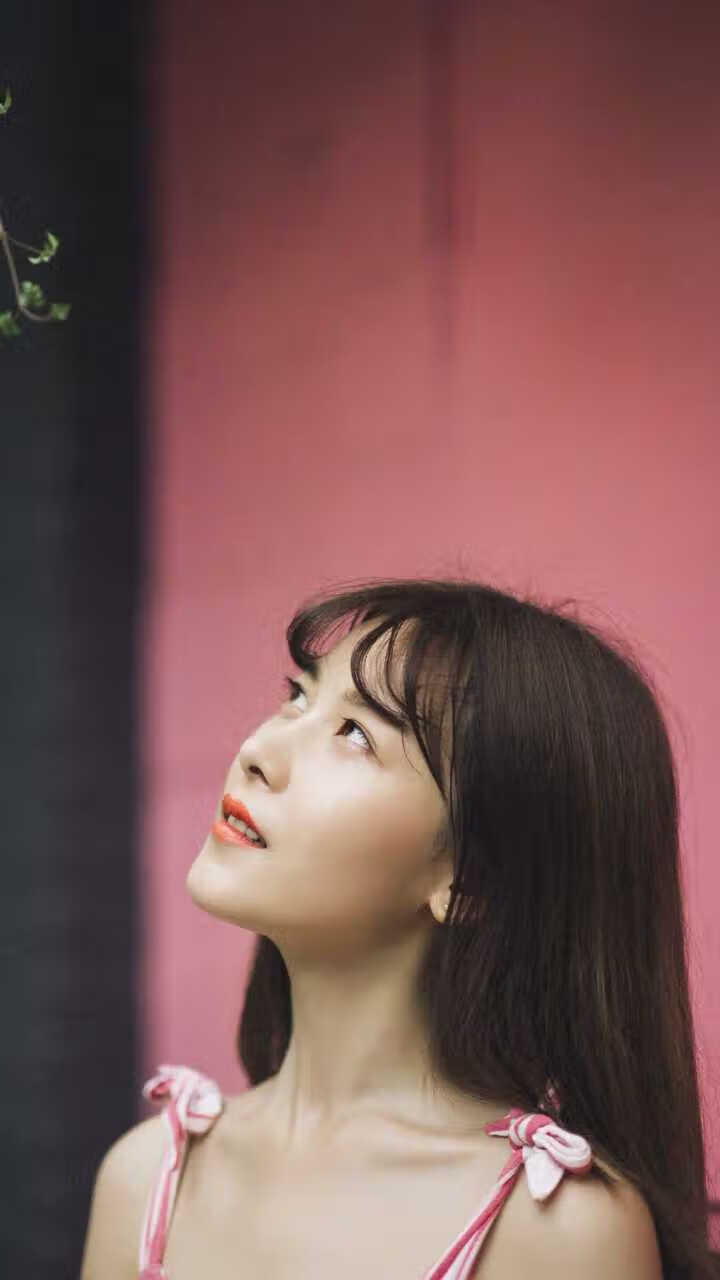 拜仁控球占优，短传渗透打穿防区，拜仁全攻全守